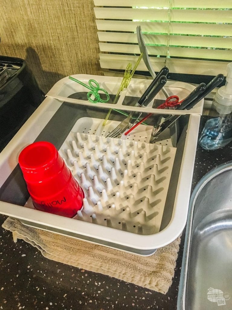 Collapsible dish drying rack