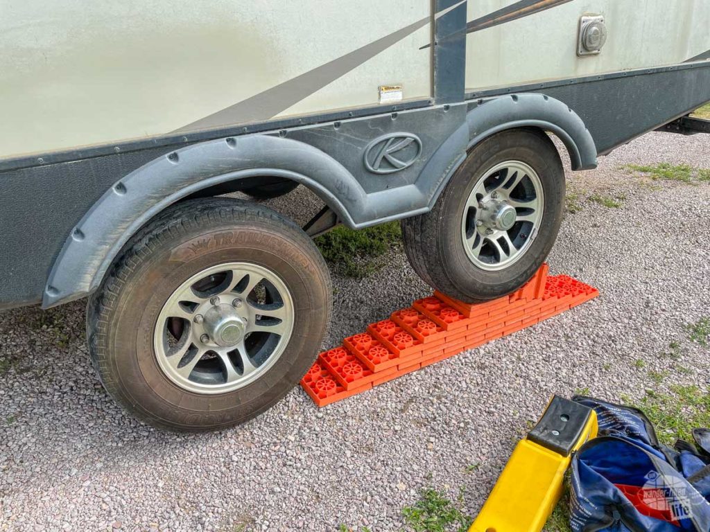 Using Lynx Levelers to change a tire.